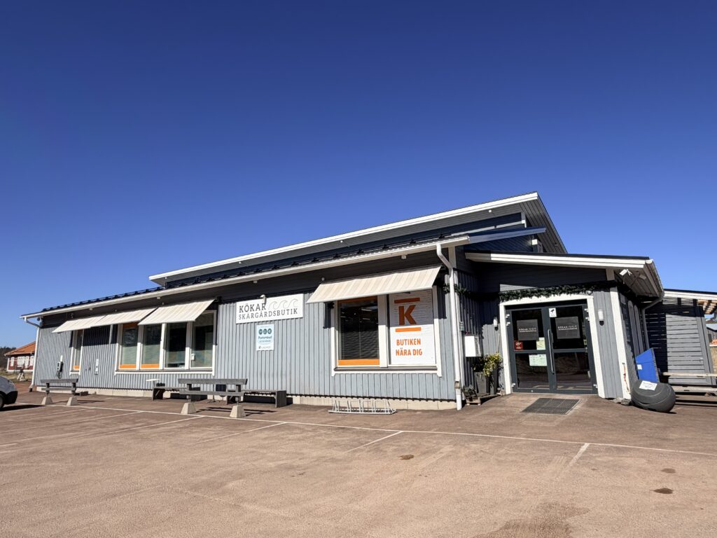 Harmaa kaupparakennus