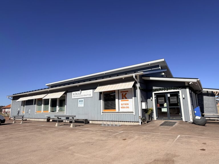 Harmaa kaupparakennus